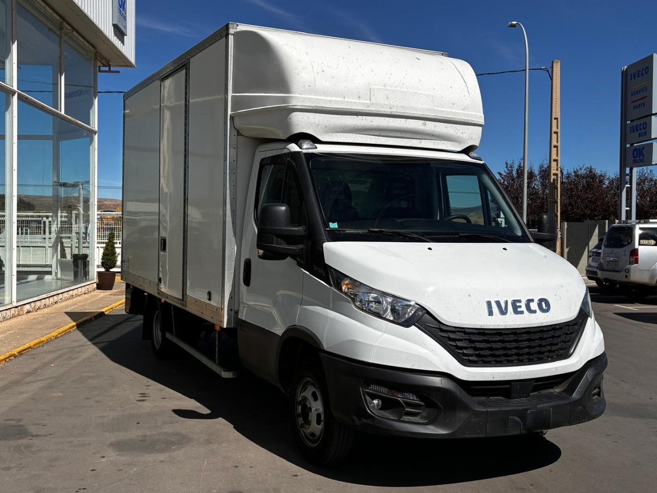 Caja cerrada con plataforma elevadora IVECO 35C16 20m3 con puerta lateral - Bestelwagen gesloten laadbak: afbeelding 3 Caja cerrada con plataforma elevadora IVECO 35C16 20m3 con puerta lateral - Bestelwagen gesloten laadbak: afbeelding 3