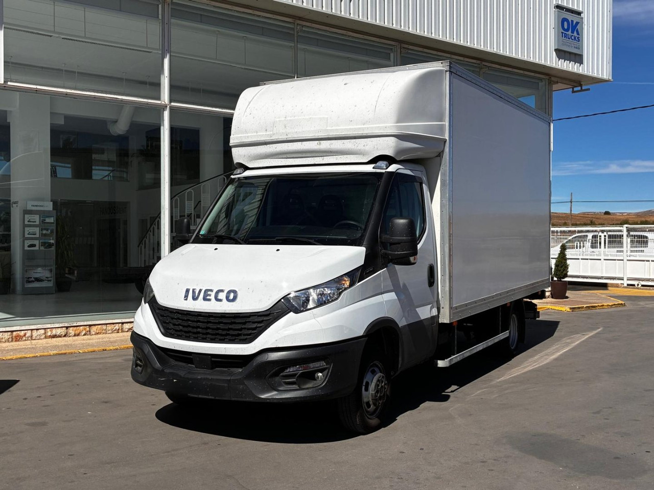 Caja cerrada con plataforma elevadora IVECO 35C16 20m3 con puerta lateral - Bestelwagen gesloten laadbak: afbeelding 1 Caja cerrada con plataforma elevadora IVECO 35C16 20m3 con puerta lateral - Bestelwagen gesloten laadbak: afbeelding 1