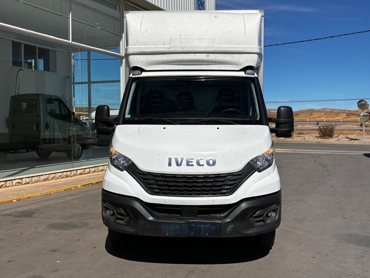 Caja cerrada con plataforma elevadora IVECO 35C16 20m3 con puerta lateral - Bestelwagen gesloten laadbak: afbeelding 2 Caja cerrada con plataforma elevadora IVECO 35C16 20m3 con puerta lateral - Bestelwagen gesloten laadbak: afbeelding 2