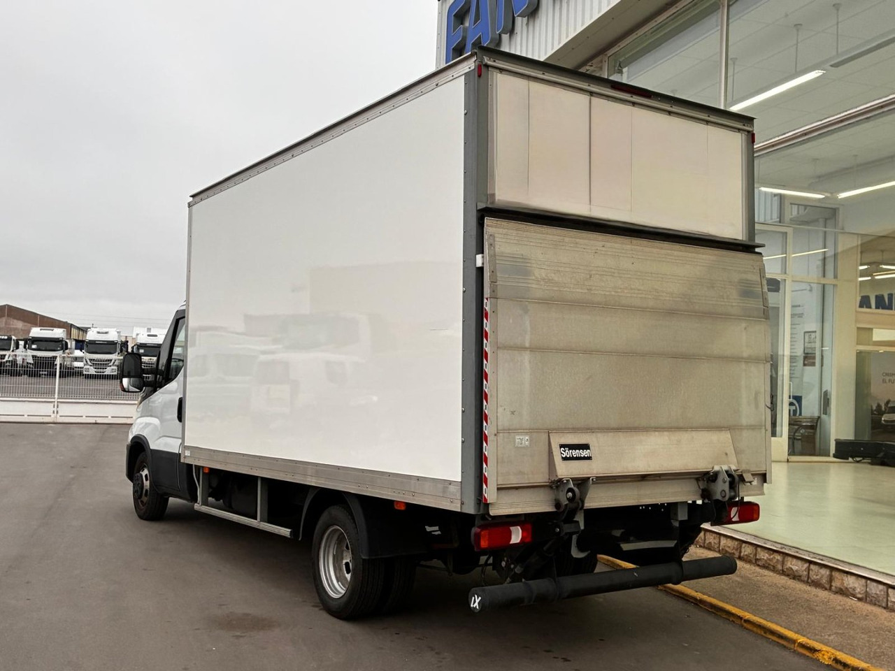 Caja cerrada con plataforma elevadora IVECO 35C16 3.0 20m3 - Bestelwagen gesloten laadbak: afbeelding 4 Caja cerrada con plataforma elevadora IVECO 35C16 3.0 20m3 - Bestelwagen gesloten laadbak: afbeelding 4