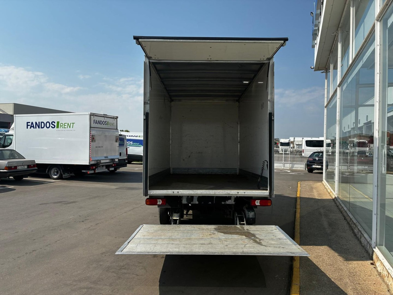 Caja cerrada con plataforma elevadora IVECO 35C16 3.0 20m3 - Bestelwagen gesloten laadbak: afbeelding 5 Caja cerrada con plataforma elevadora IVECO 35C16 3.0 20m3 - Bestelwagen gesloten laadbak: afbeelding 5