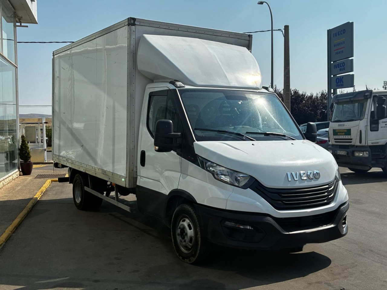 Caja cerrada con plataforma elevadora IVECO 35C16 3.0 20m3 - Bestelwagen gesloten laadbak: afbeelding 3 Caja cerrada con plataforma elevadora IVECO 35C16 3.0 20m3 - Bestelwagen gesloten laadbak: afbeelding 3