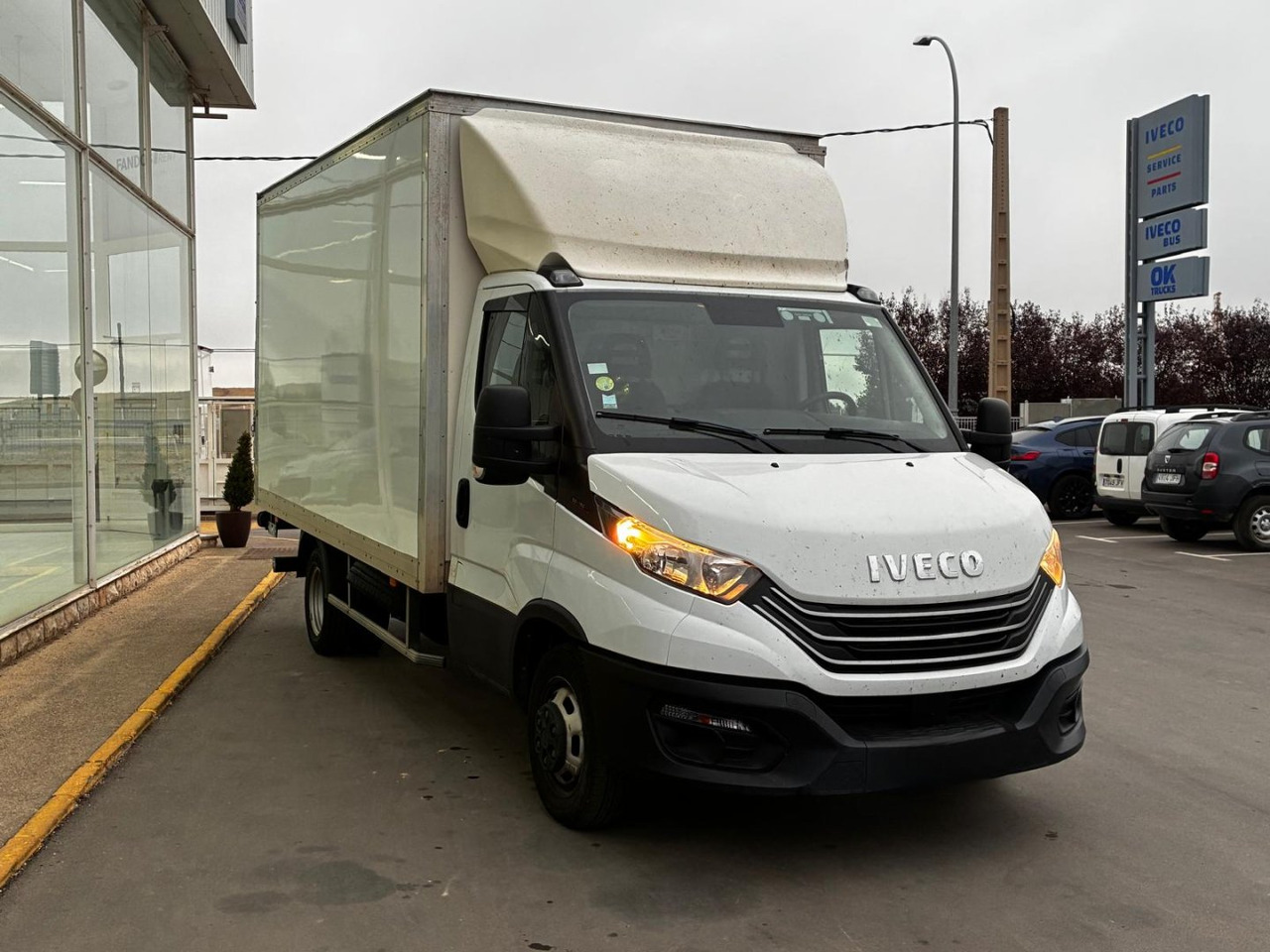 Caja cerrada con plataforma elevadora IVECO 35C16 3.0 20m3 - Bestelwagen gesloten laadbak: afbeelding 3 Caja cerrada con plataforma elevadora IVECO 35C16 3.0 20m3 - Bestelwagen gesloten laadbak: afbeelding 3