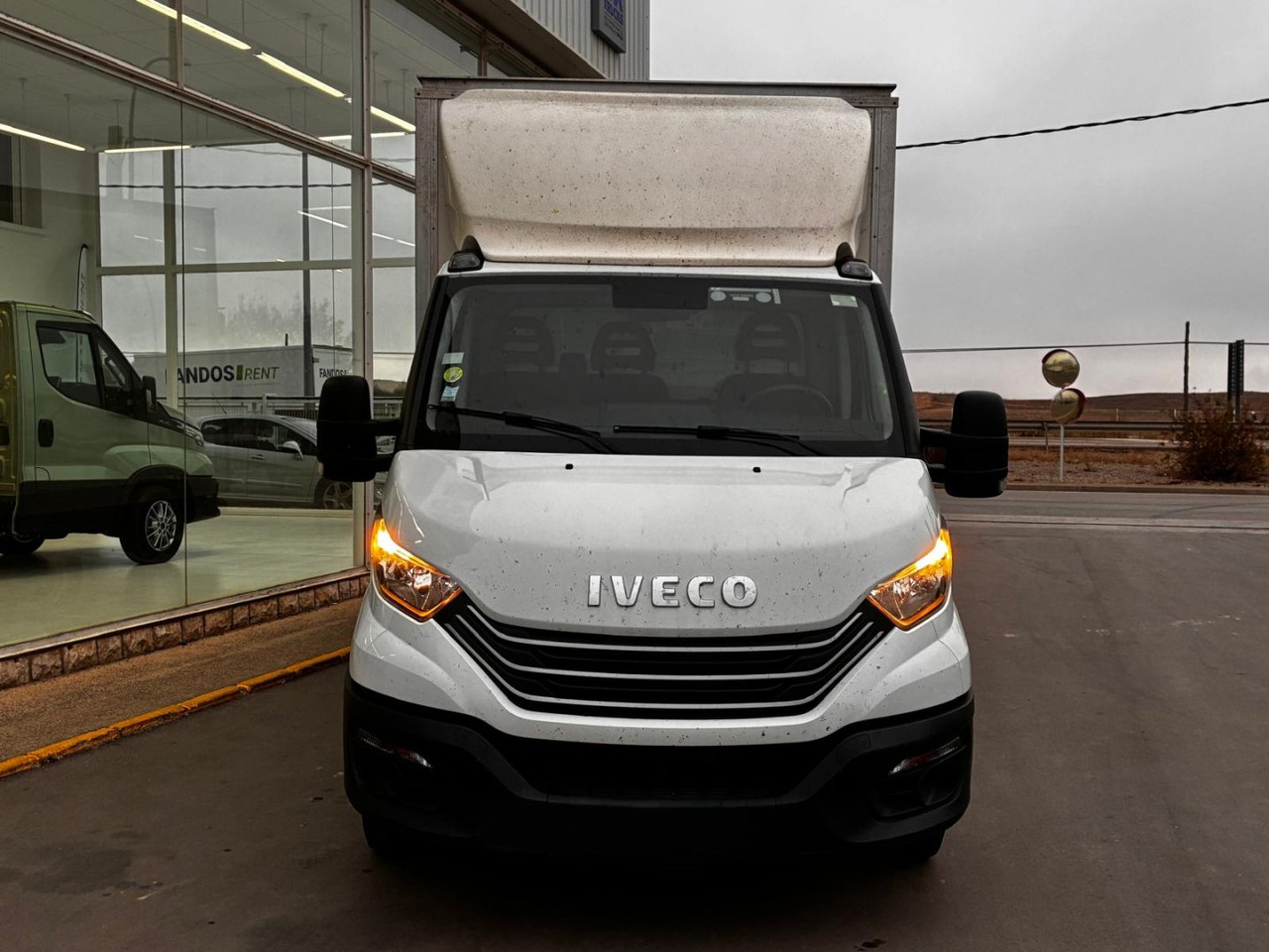 Caja cerrada con plataforma elevadora IVECO 35C16 3.0 20m3 - Bestelwagen gesloten laadbak: afbeelding 2 Caja cerrada con plataforma elevadora IVECO 35C16 3.0 20m3 - Bestelwagen gesloten laadbak: afbeelding 2