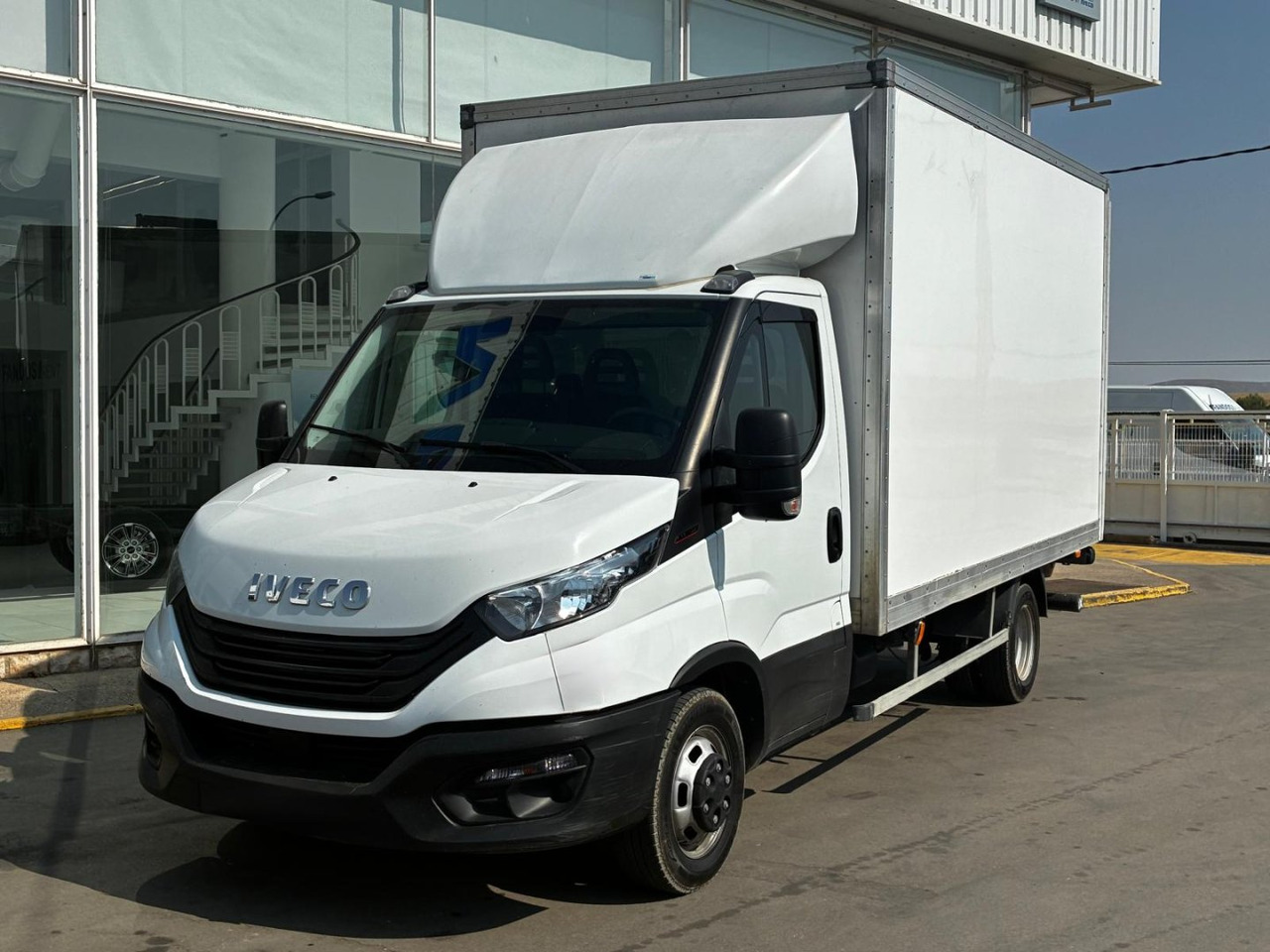 Caja cerrada con plataforma elevadora IVECO 35C16 3.0 20m3 - Bestelwagen gesloten laadbak: afbeelding 1 Caja cerrada con plataforma elevadora IVECO 35C16 3.0 20m3 - Bestelwagen gesloten laadbak: afbeelding 1