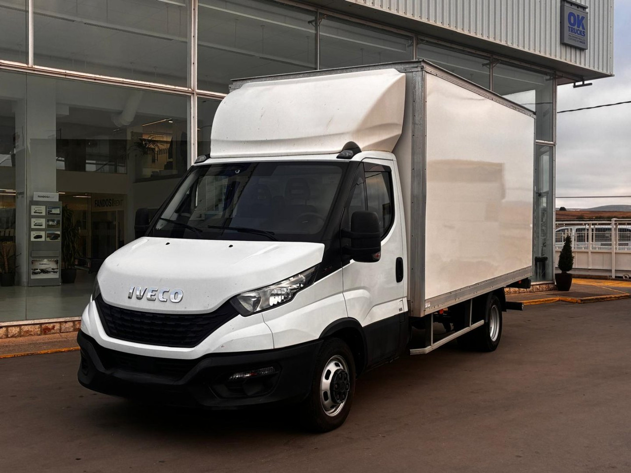 Caja cerrada con plataforma elevadora IVECO 35C16 3.0 20m3 - Bestelwagen gesloten laadbak: afbeelding 1 Caja cerrada con plataforma elevadora IVECO 35C16 3.0 20m3 - Bestelwagen gesloten laadbak: afbeelding 1