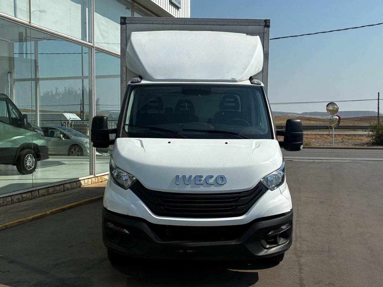Caja cerrada con plataforma elevadora IVECO 35C16 3.0 20m3 - Bestelwagen gesloten laadbak: afbeelding 2 Caja cerrada con plataforma elevadora IVECO 35C16 3.0 20m3 - Bestelwagen gesloten laadbak: afbeelding 2