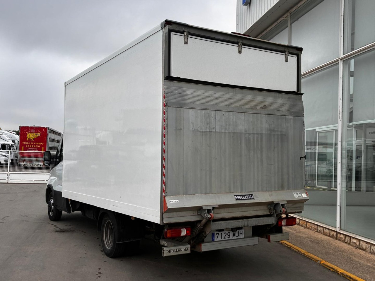 Caja cerrada con plataforma elevadora IVECO 35C16 3.0 20m3 con puerta lateral - Bestelwagen gesloten laadbak: afbeelding 4 Caja cerrada con plataforma elevadora IVECO 35C16 3.0 20m3 con puerta lateral - Bestelwagen gesloten laadbak: afbeelding 4