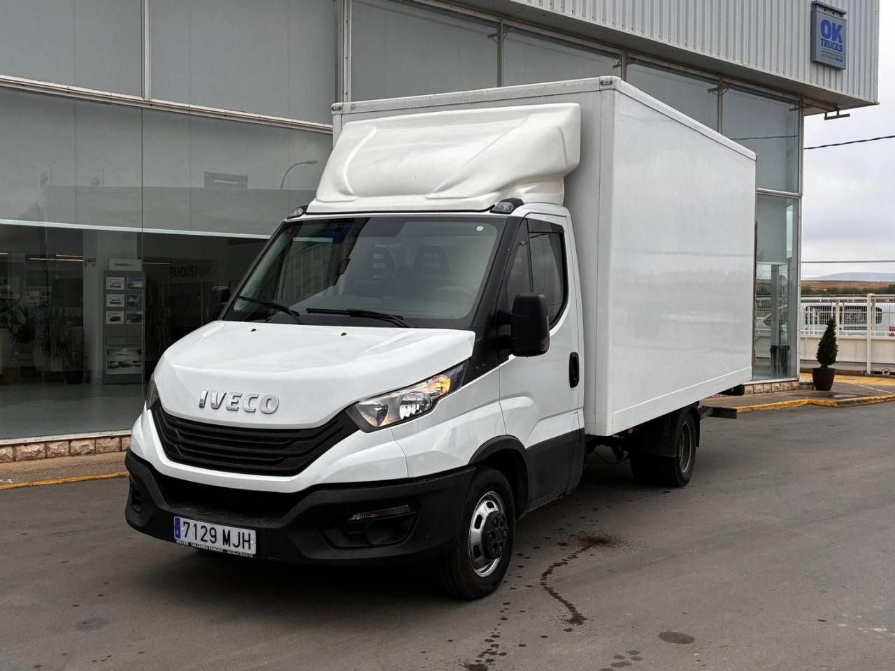 Caja cerrada con plataforma elevadora IVECO 35C16 3.0 20m3 con puerta lateral - Bestelwagen gesloten laadbak: afbeelding 1 Caja cerrada con plataforma elevadora IVECO 35C16 3.0 20m3 con puerta lateral - Bestelwagen gesloten laadbak: afbeelding 1
