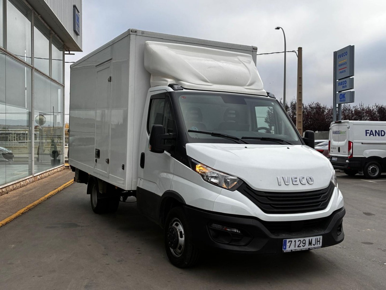 Caja cerrada con plataforma elevadora IVECO 35C16 3.0 20m3 con puerta lateral - Bestelwagen gesloten laadbak: afbeelding 3 Caja cerrada con plataforma elevadora IVECO 35C16 3.0 20m3 con puerta lateral - Bestelwagen gesloten laadbak: afbeelding 3