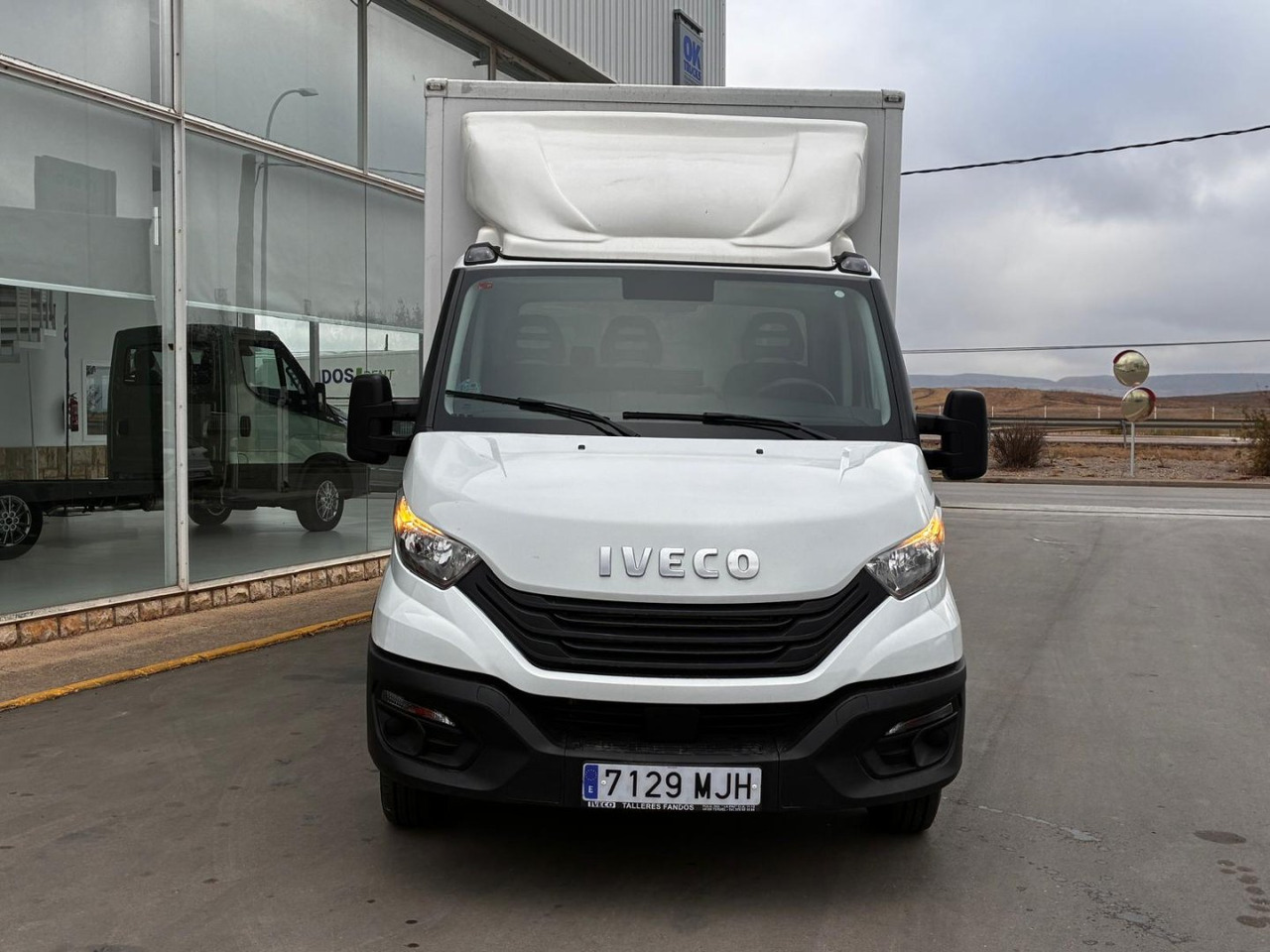 Caja cerrada con plataforma elevadora IVECO 35C16 3.0 20m3 con puerta lateral - Bestelwagen gesloten laadbak: afbeelding 2 Caja cerrada con plataforma elevadora IVECO 35C16 3.0 20m3 con puerta lateral - Bestelwagen gesloten laadbak: afbeelding 2
