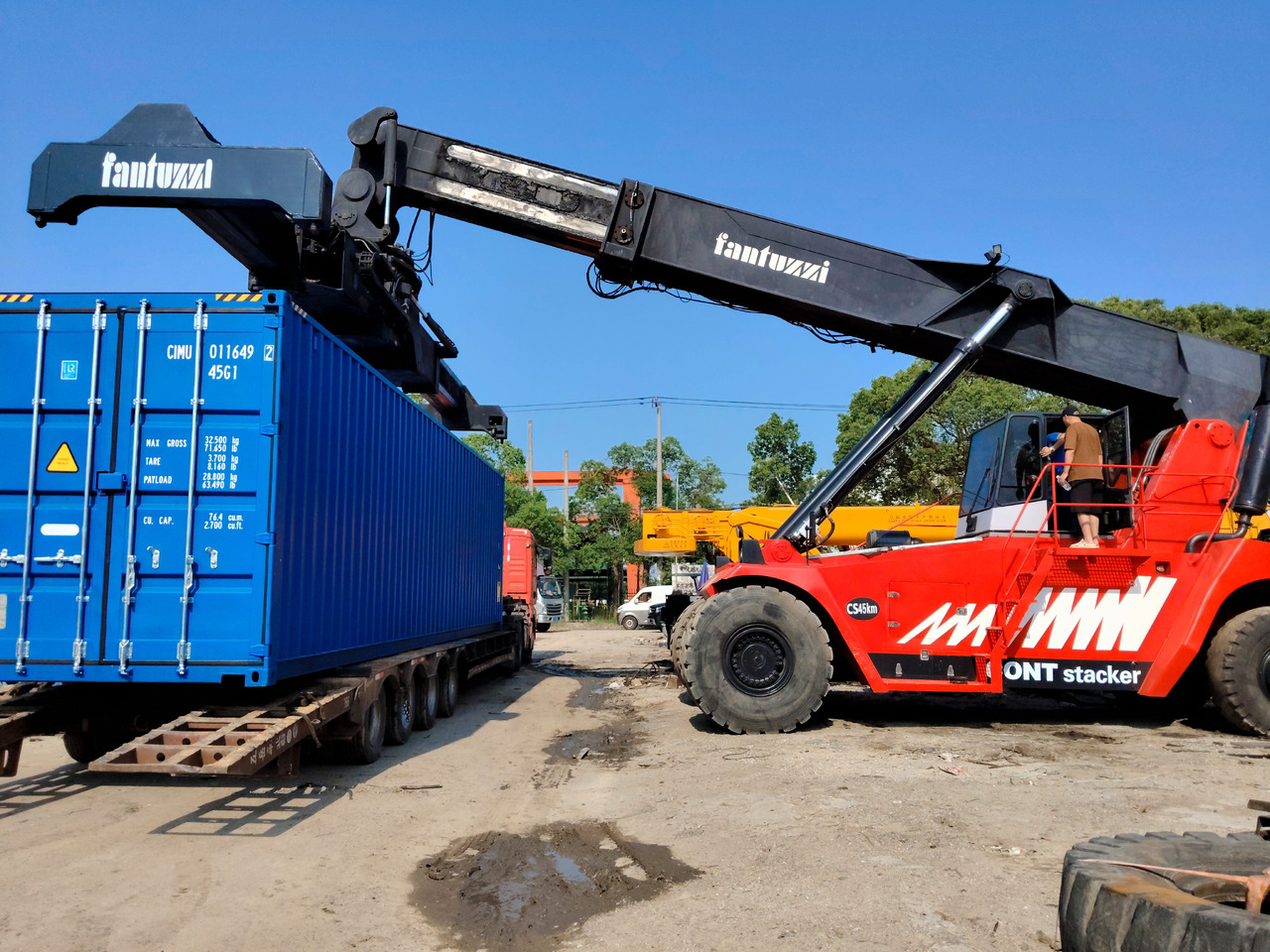 FANTUZZI CS45KM 45 TON REACH STACKER - Reach stacker: afbeelding 1 FANTUZZI CS45KM 45 TON REACH STACKER - Reach stacker: afbeelding 1