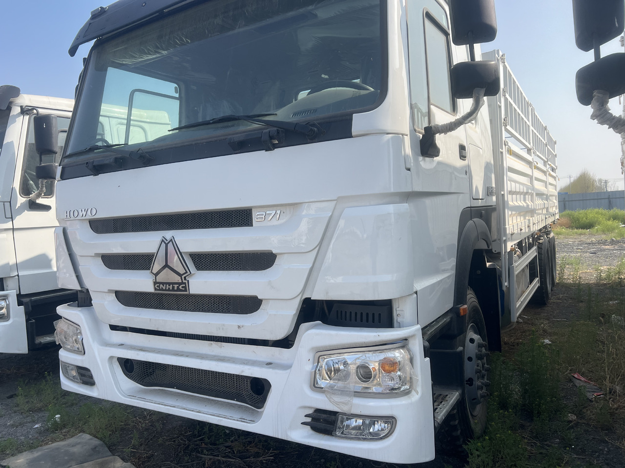 SINOTRUK 371 6*4 with FENCE LIVESTOCK TRUCK 375 380 400 420 8*4 DUMP TRUCK - Kipper vrachtwagen: afbeelding 1 SINOTRUK 371 6*4 with FENCE LIVESTOCK TRUCK 375 380 400 420 8*4 DUMP TRUCK - Kipper vrachtwagen: afbeelding 1