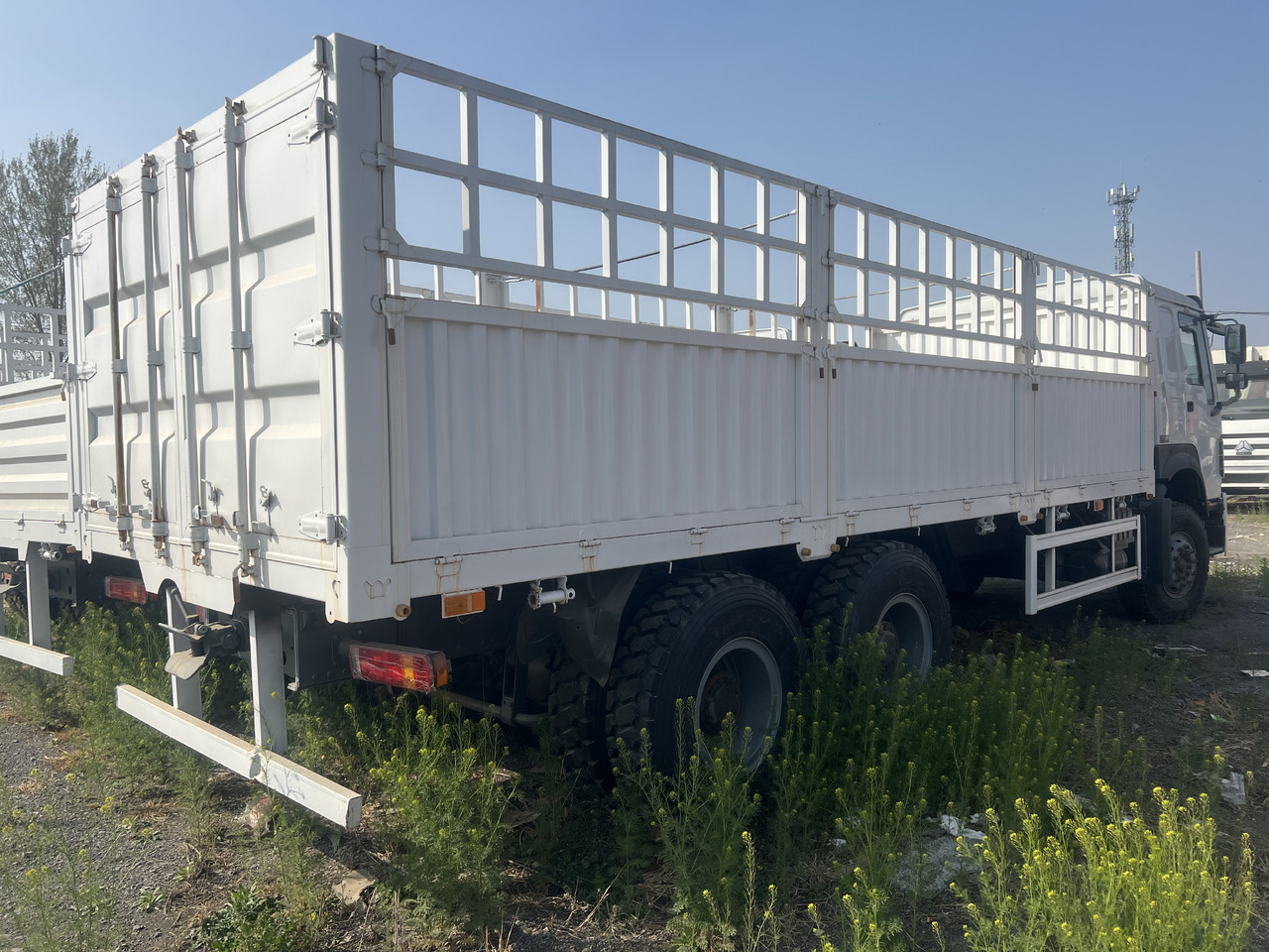 SINOTRUK 371 6*4 with FENCE LIVESTOCK TRUCK 375 380 400 420 8*4 DUMP TRUCK - Kipper vrachtwagen: afbeelding 5 SINOTRUK 371 6*4 with FENCE LIVESTOCK TRUCK 375 380 400 420 8*4 DUMP TRUCK - Kipper vrachtwagen: afbeelding 5