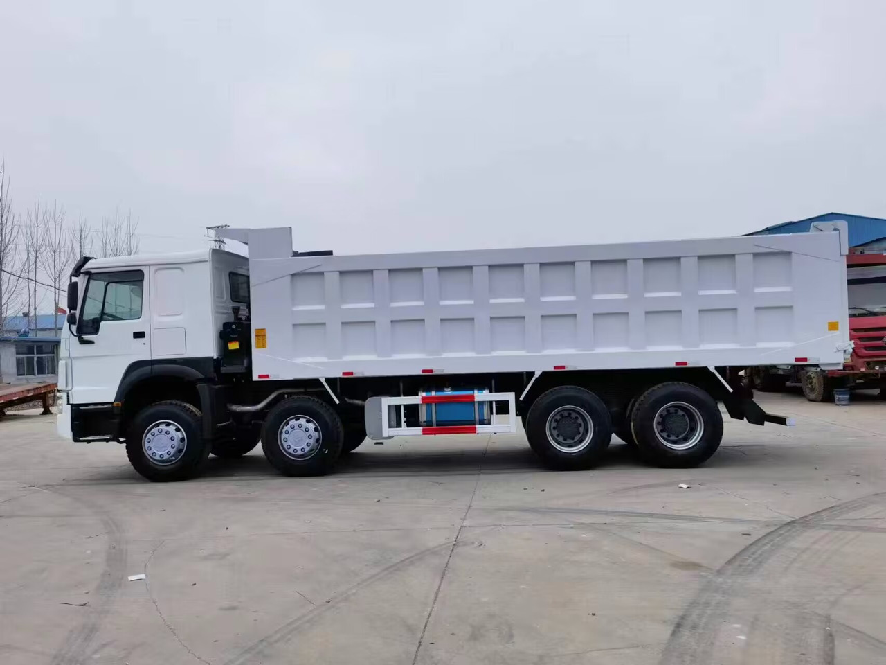 SINOTRUK HOWO 371 375 380 400 420 460 HP 8*4 DUMP TRUCK - Kipper vrachtwagen: afbeelding 3 SINOTRUK HOWO 371 375 380 400 420 460 HP 8*4 DUMP TRUCK - Kipper vrachtwagen: afbeelding 3