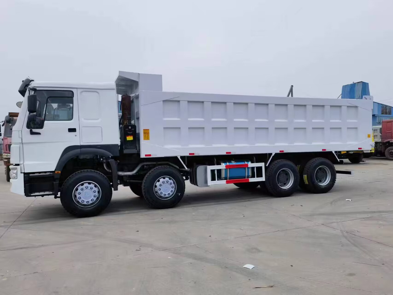 SINOTRUK HOWO 371 375 380 400 420 460 HP 8*4 DUMP TRUCK - Kipper vrachtwagen: afbeelding 1 SINOTRUK HOWO 371 375 380 400 420 460 HP 8*4 DUMP TRUCK - Kipper vrachtwagen: afbeelding 1