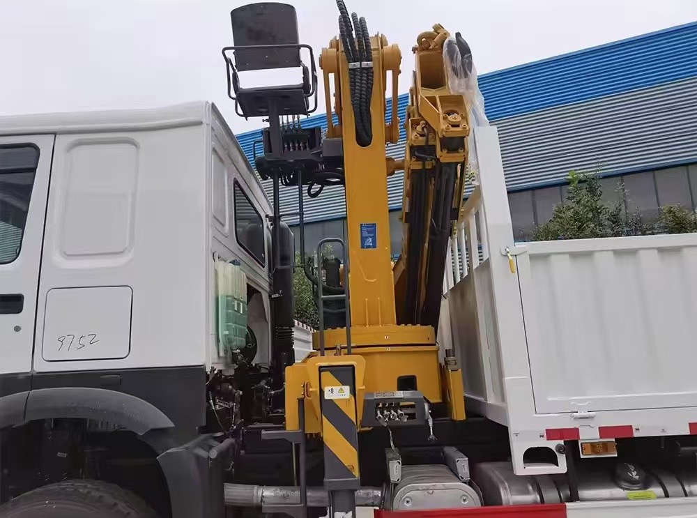 SINOTRUK HOWO 8 TON Knuckle Boom Crane TRUCK MOUNTED CRANE - Kraanwagen: afbeelding 3 SINOTRUK HOWO 8 TON Knuckle Boom Crane TRUCK MOUNTED CRANE - Kraanwagen: afbeelding 3