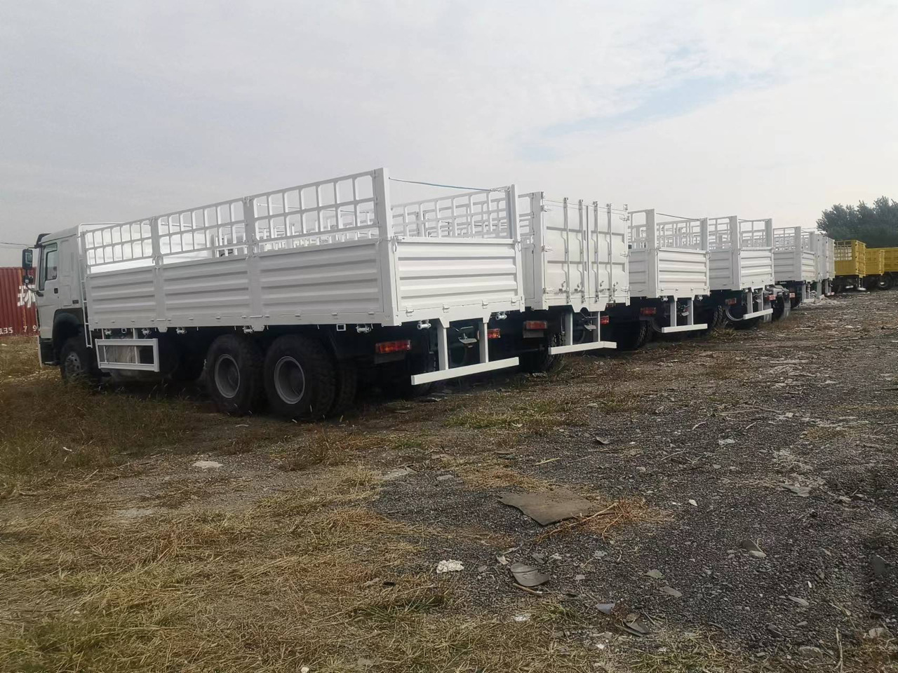 SINOTRUK HOWO WITH FENCE LIVESTOCK DUMP TRUCK - Kipper vrachtwagen: afbeelding 2 SINOTRUK HOWO WITH FENCE LIVESTOCK DUMP TRUCK - Kipper vrachtwagen: afbeelding 2