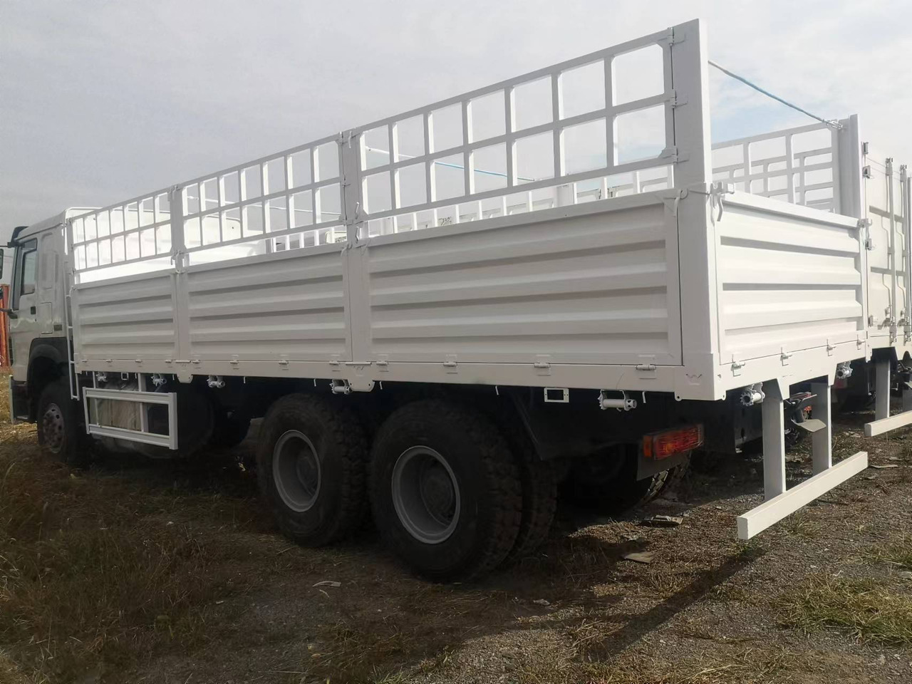 SINOTRUK HOWO WITH FENCE LIVESTOCK DUMP TRUCK - Kipper vrachtwagen: afbeelding 4 SINOTRUK HOWO WITH FENCE LIVESTOCK DUMP TRUCK - Kipper vrachtwagen: afbeelding 4