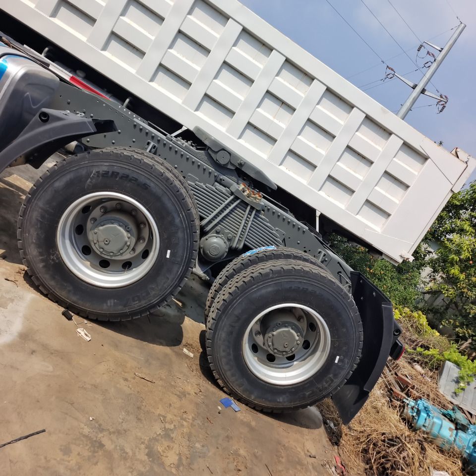 SINOTRUK HOWO 371 6*4 TRACTOR HEAD - Trekker: afbeelding 3 SINOTRUK HOWO 371 6*4 TRACTOR HEAD - Trekker: afbeelding 3