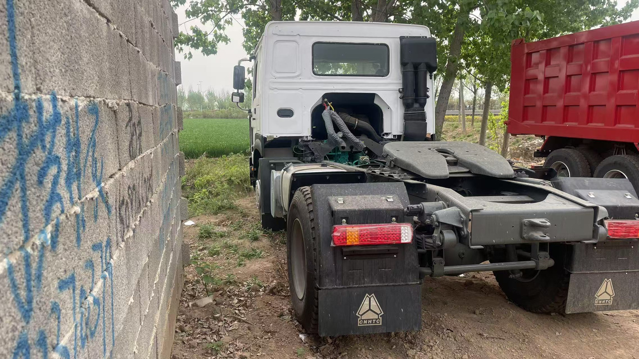 SINOTRUK HOWO 4*2 TRACTOR HEAD 371 375 380 400 420 HP - Trekker: afbeelding 4 SINOTRUK HOWO 4*2 TRACTOR HEAD 371 375 380 400 420 HP - Trekker: afbeelding 4