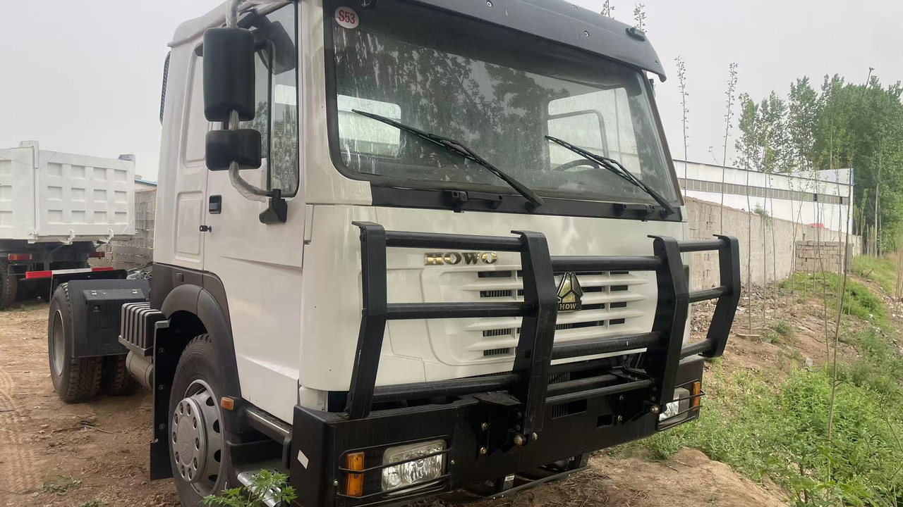 SINOTRUK HOWO 4*2 TRACTOR HEAD 371 375 380 400 420 HP - Trekker: afbeelding 1 SINOTRUK HOWO 4*2 TRACTOR HEAD 371 375 380 400 420 HP - Trekker: afbeelding 1
