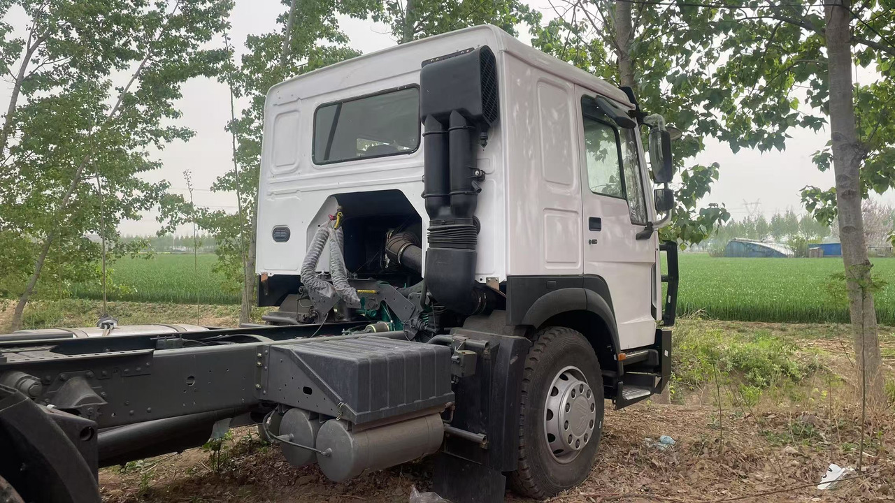SINOTRUK HOWO 4*2 TRACTOR HEAD 371 375 380 400 420 HP - Trekker: afbeelding 5 SINOTRUK HOWO 4*2 TRACTOR HEAD 371 375 380 400 420 HP - Trekker: afbeelding 5