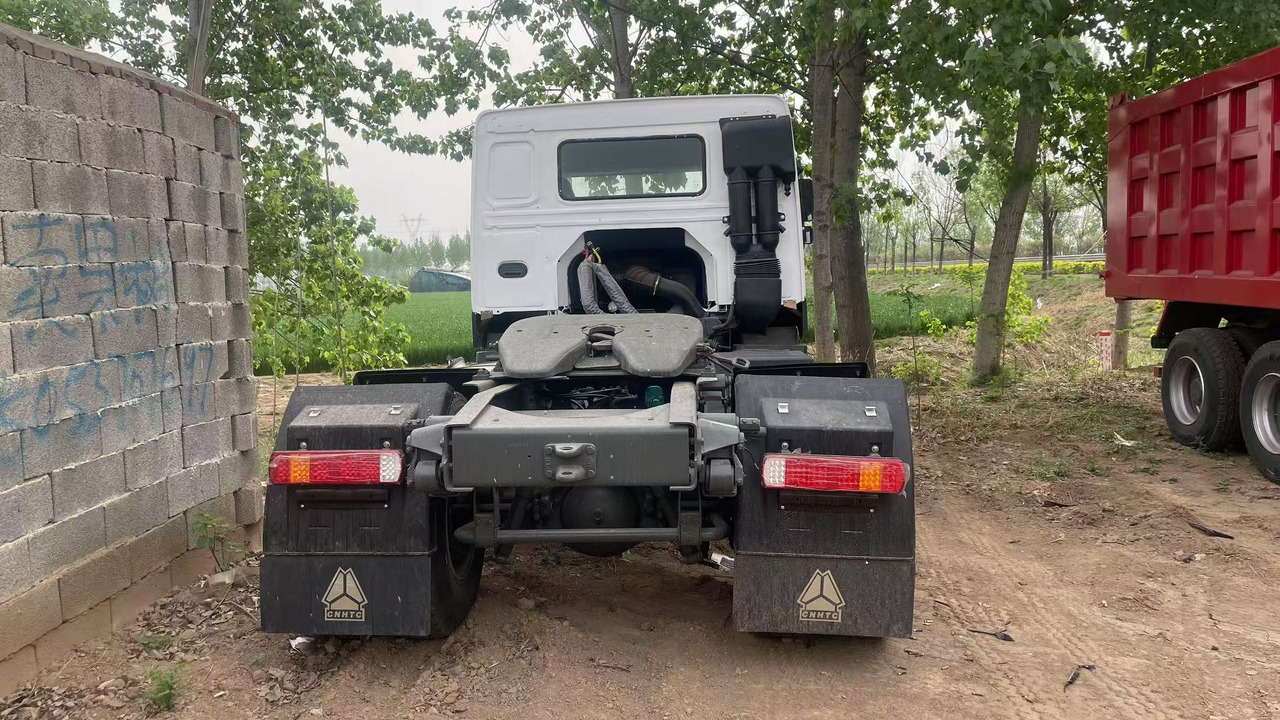 SINOTRUK HOWO 4*2 TRACTOR HEAD 371 375 380 400 420 HP - Trekker: afbeelding 3 SINOTRUK HOWO 4*2 TRACTOR HEAD 371 375 380 400 420 HP - Trekker: afbeelding 3