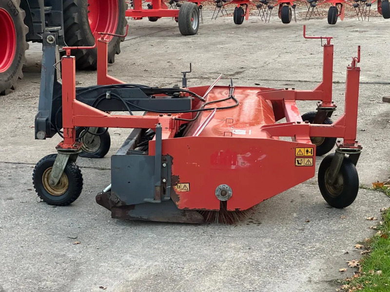Tractor Hekamp Veegmachine met opvangbak Hydraulisch borstel: afbeelding 6 Tractor Hekamp Veegmachine met opvangbak Hydraulisch borstel: afbeelding 6