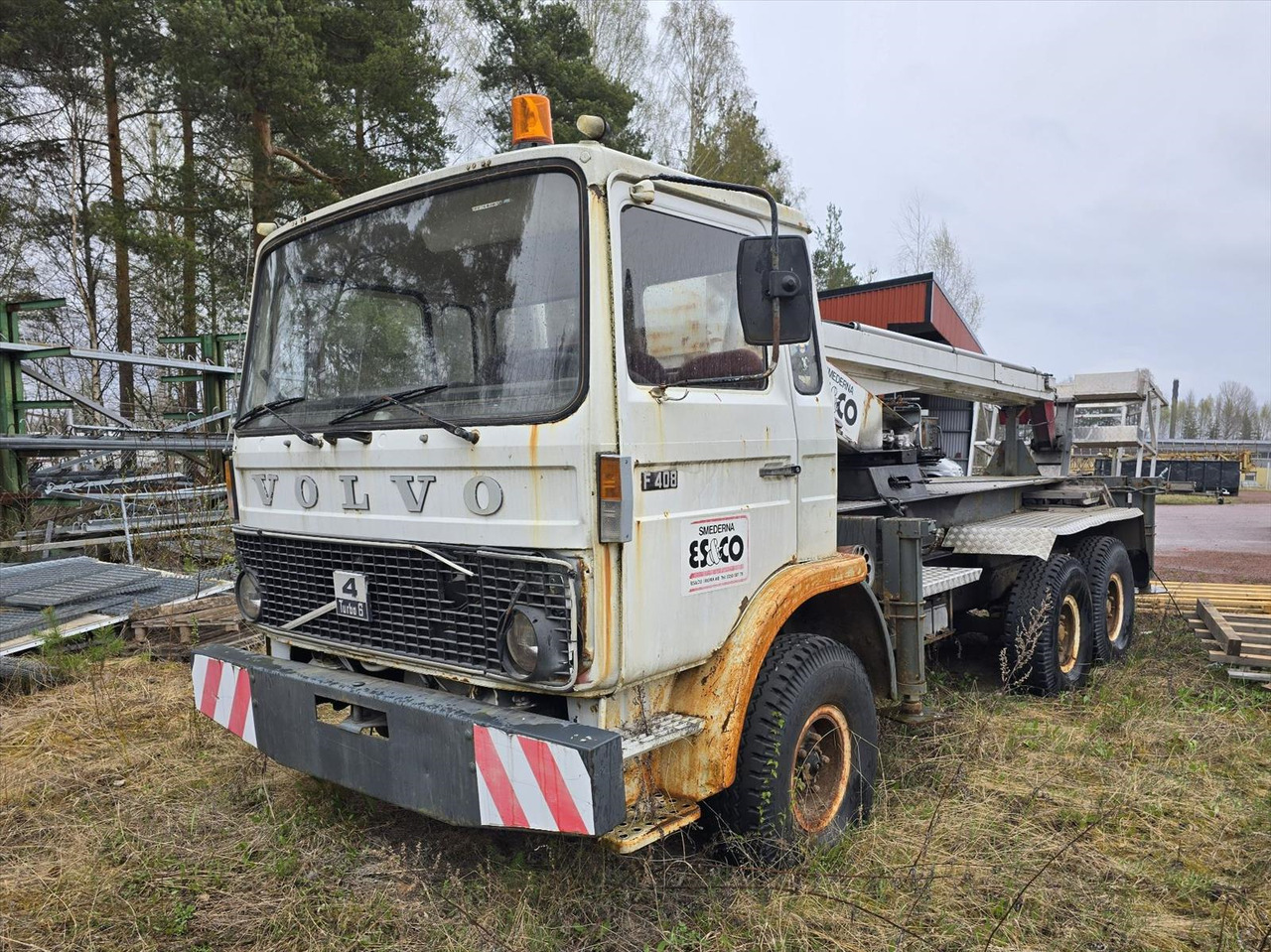 Lastbil med skyllift | Volvo F408 | 1985  Mätarställning (km): 348758 - Vrachtwagen hoogwerker: afbeelding 1 Lastbil med skyllift | Volvo F408 | 1985  Mätarställning (km): 348758 - Vrachtwagen hoogwerker: afbeelding 1