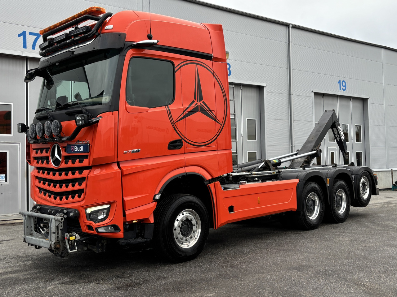Tridemväxlare Mercedes-Benz Arocs 3758 -2023 | JOAB L24 | Plogutrustad - Haakarmsysteem vrachtwagen: afbeelding 1 Tridemväxlare Mercedes-Benz Arocs 3758 -2023 | JOAB L24 | Plogutrustad - Haakarmsysteem vrachtwagen: afbeelding 1