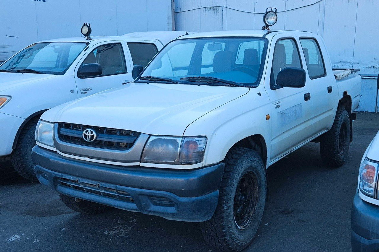 Toyota Hilux Double Cab 4x4 - SUV: afbeelding 2 Toyota Hilux Double Cab 4x4 - SUV: afbeelding 2