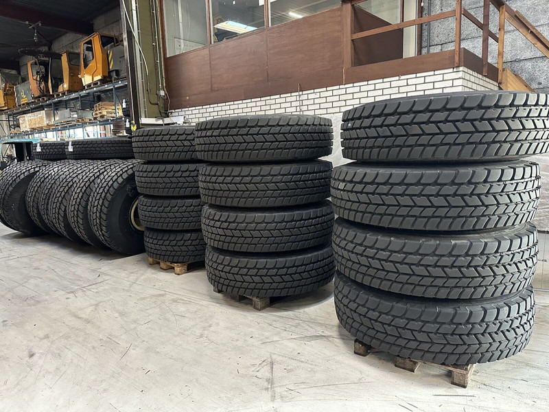 Liebherr Crane Tires/Rims for sale - Band voor Bouwmachine: afbeelding 2 Liebherr Crane Tires/Rims for sale - Band voor Bouwmachine: afbeelding 2