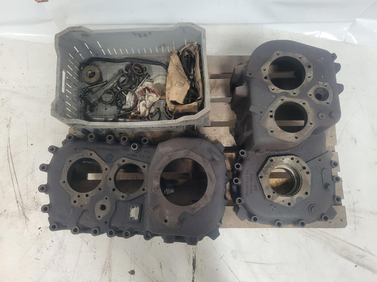 Spierings VG 2001 Dropbox for parts - Transmissie voor Mobiele kraan: afbeelding 1 Spierings VG 2001 Dropbox for parts - Transmissie voor Mobiele kraan: afbeelding 1