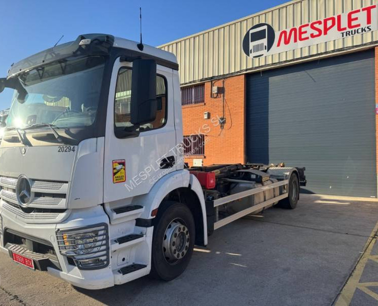 Mercedes Antos 1843 - Haakarmsysteem vrachtwagen: afbeelding 1 Mercedes Antos 1843 - Haakarmsysteem vrachtwagen: afbeelding 1