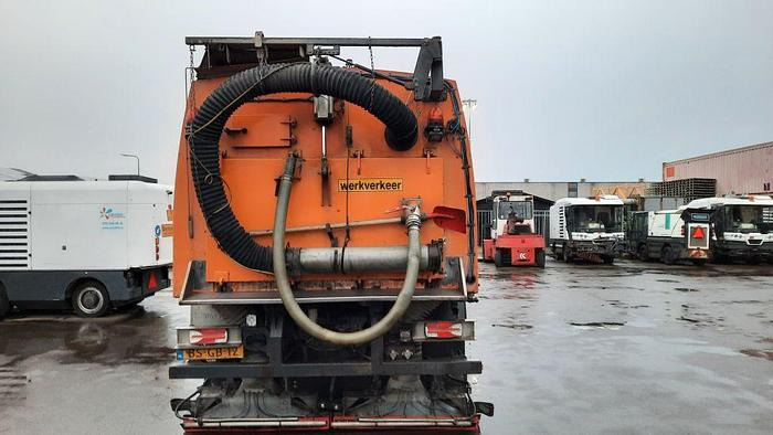 VOLVO M9 4x2R + Johnston Beam VX800 Road Cleaner - Veegwagen: afbeelding 3 VOLVO M9 4x2R + Johnston Beam VX800 Road Cleaner - Veegwagen: afbeelding 3