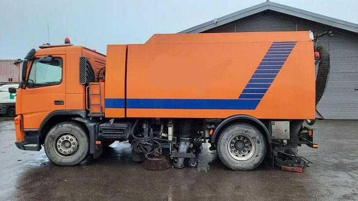 VOLVO M9 4x2R + Johnston Beam VX800 Road Cleaner - Veegwagen: afbeelding 1 VOLVO M9 4x2R + Johnston Beam VX800 Road Cleaner - Veegwagen: afbeelding 1