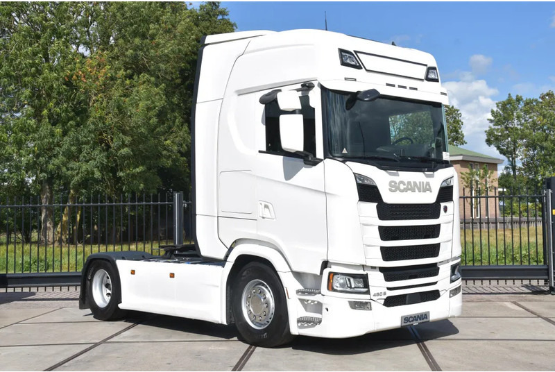 Scania S450 NGS 4x2 - RETARDER - 709 TKM - PARK. AIRCO - LEATHER SEATS - 2 x FUEL TANKS - LED LIGHTS - TOP CONDITION - - Trekker: afbeelding 1 Scania S450 NGS 4x2 - RETARDER - 709 TKM - PARK. AIRCO - LEATHER SEATS - 2 x FUEL TANKS - LED LIGHTS - TOP CONDITION - - Trekker: afbeelding 1
