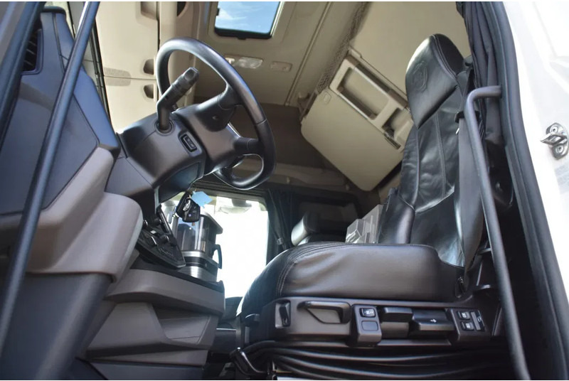Scania S450 NGS 4x2 - RETARDER - 709 TKM - PARK. AIRCO - LEATHER SEATS - 2 x FUEL TANKS - LED LIGHTS - TOP CONDITION - - Trekker: afbeelding 4 Scania S450 NGS 4x2 - RETARDER - 709 TKM - PARK. AIRCO - LEATHER SEATS - 2 x FUEL TANKS - LED LIGHTS - TOP CONDITION - - Trekker: afbeelding 4