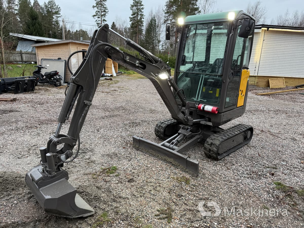 Grävmaskin Volvo EC18C med redskap - Rupsgraafmachine: afbeelding 1 Grävmaskin Volvo EC18C med redskap - Rupsgraafmachine: afbeelding 1