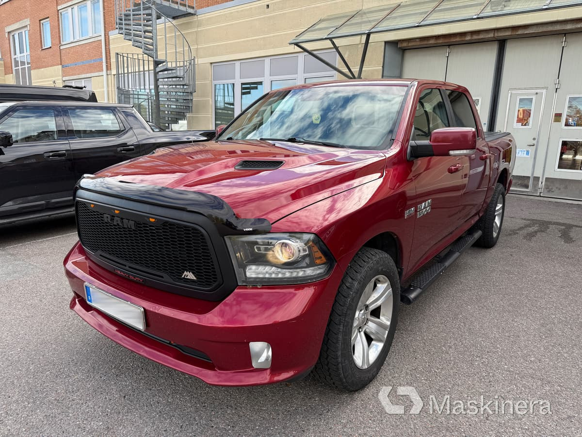Pickup Dodge Ram 1500 Crew Cab 5.7L V8 HEMI - Kleine bestelwagen: afbeelding 1 Pickup Dodge Ram 1500 Crew Cab 5.7L V8 HEMI - Kleine bestelwagen: afbeelding 1