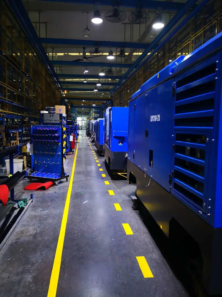 Liutech 310-25 1095CFM 25Bar Portable Screw Diesel - Luchtcompressor: afbeelding 2 Liutech 310-25 1095CFM 25Bar Portable Screw Diesel - Luchtcompressor: afbeelding 2