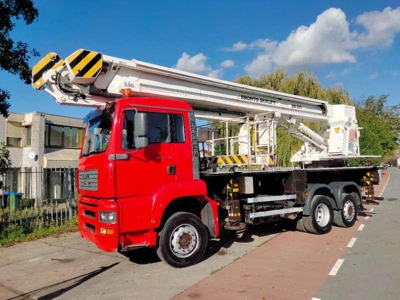 Bronto skylift 28-2T1 28 m hi lift hoogwerker MAN TGA 26. - Vrachtwagen hoogwerker: afbeelding 1 Bronto skylift 28-2T1 28 m hi lift hoogwerker MAN TGA 26. - Vrachtwagen hoogwerker: afbeelding 1