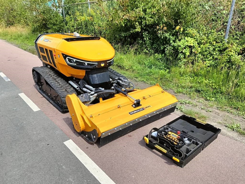 McConnel Robocut RC56 robot remote maaier mower 1200kg - Maaimachine: afbeelding 4 McConnel Robocut RC56 robot remote maaier mower 1200kg - Maaimachine: afbeelding 4