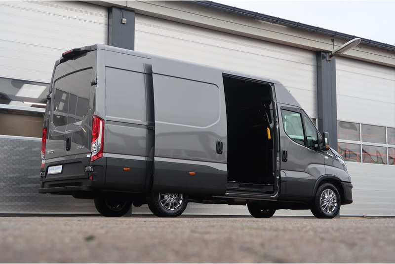 Iveco Daily 35S18HV 3.0 L2H2 AUT/ 2X SCHUIFDEUR/ CAMERA/ LED/ CRUISE/ CLIMA/ NAVI - Gesloten bestelwagen: afbeelding 4 Iveco Daily 35S18HV 3.0 L2H2 AUT/ 2X SCHUIFDEUR/ CAMERA/ LED/ CRUISE/ CLIMA/ NAVI - Gesloten bestelwagen: afbeelding 4