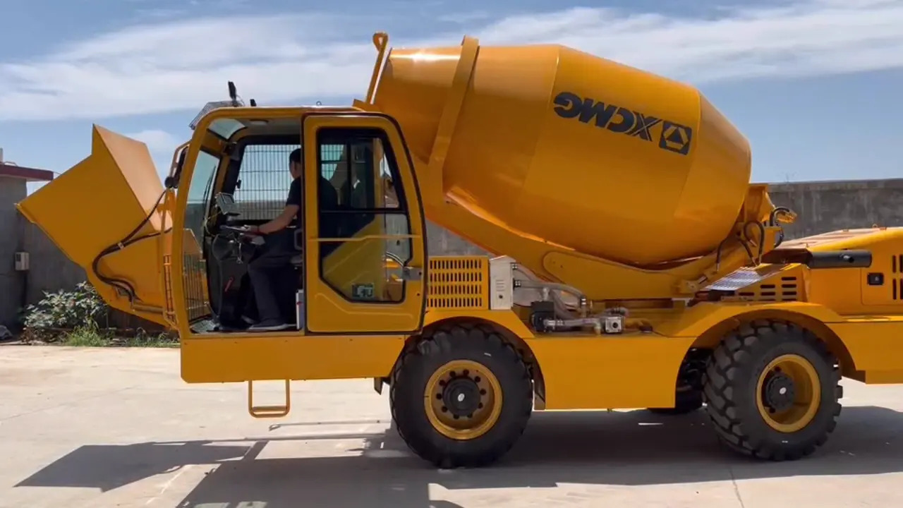 XCMG Official 4 cubic meters Self Loading Rough Terrain Concrete Mixers for Sale - Betonmixer: afbeelding 1 XCMG Official 4 cubic meters Self Loading Rough Terrain Concrete Mixers for Sale - Betonmixer: afbeelding 1
