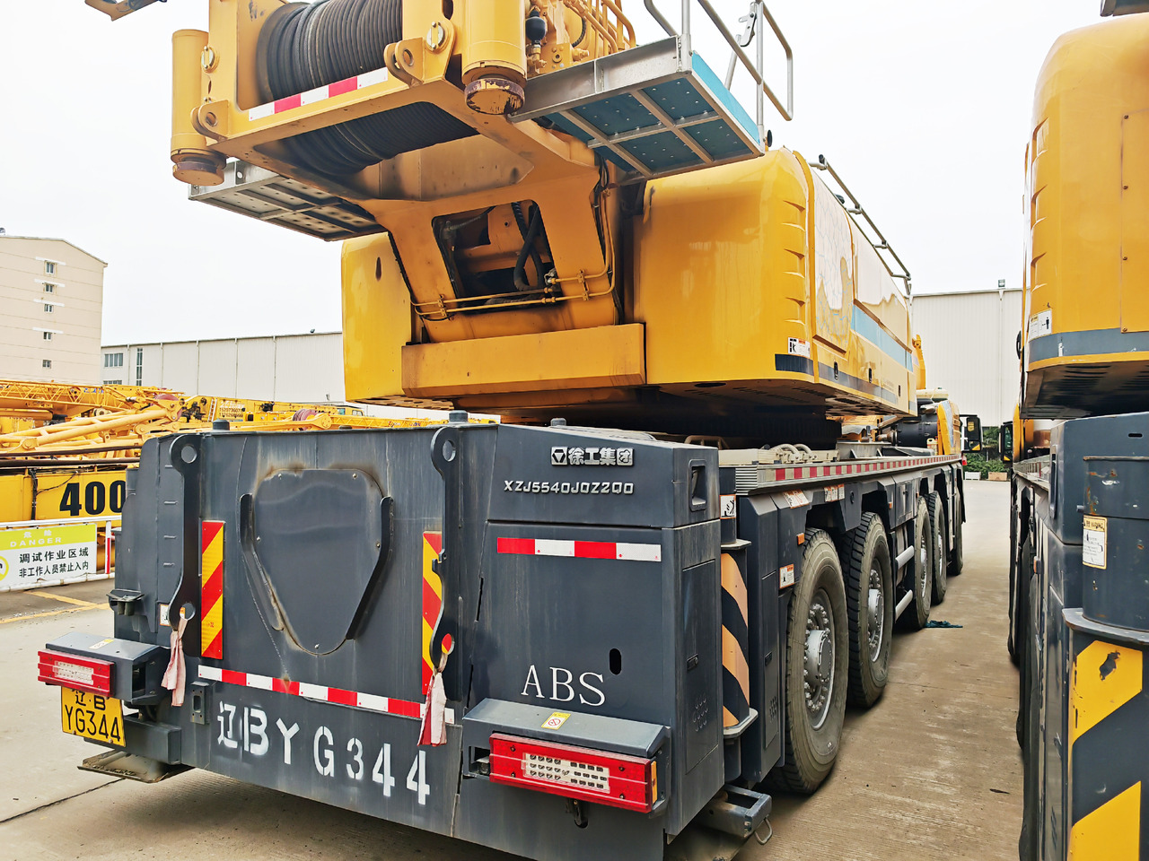 XCMG Official Second Hand Pickup Truck Crane XCA200L8 200 Ton 8-Section Arm Mobile Crane Machine - Alle terrein kraan: afbeelding 4 XCMG Official Second Hand Pickup Truck Crane XCA200L8 200 Ton 8-Section Arm Mobile Crane Machine - Alle terrein kraan: afbeelding 4