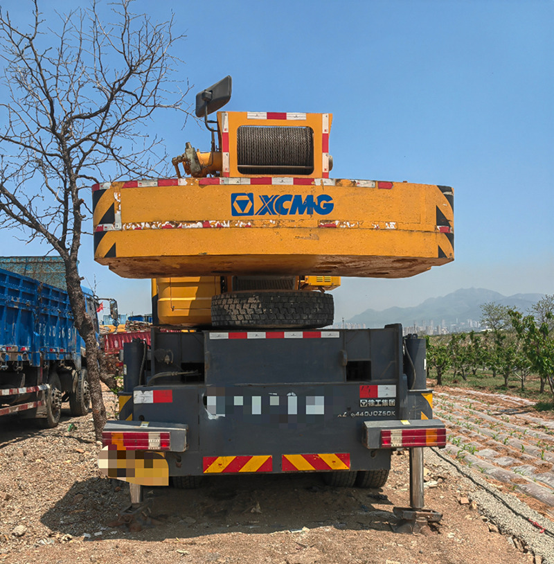 XCMG QY50KC hot sale used 50ton hydraulic crane truck price - Mobiele kraan: afbeelding 4 XCMG QY50KC hot sale used 50ton hydraulic crane truck price - Mobiele kraan: afbeelding 4