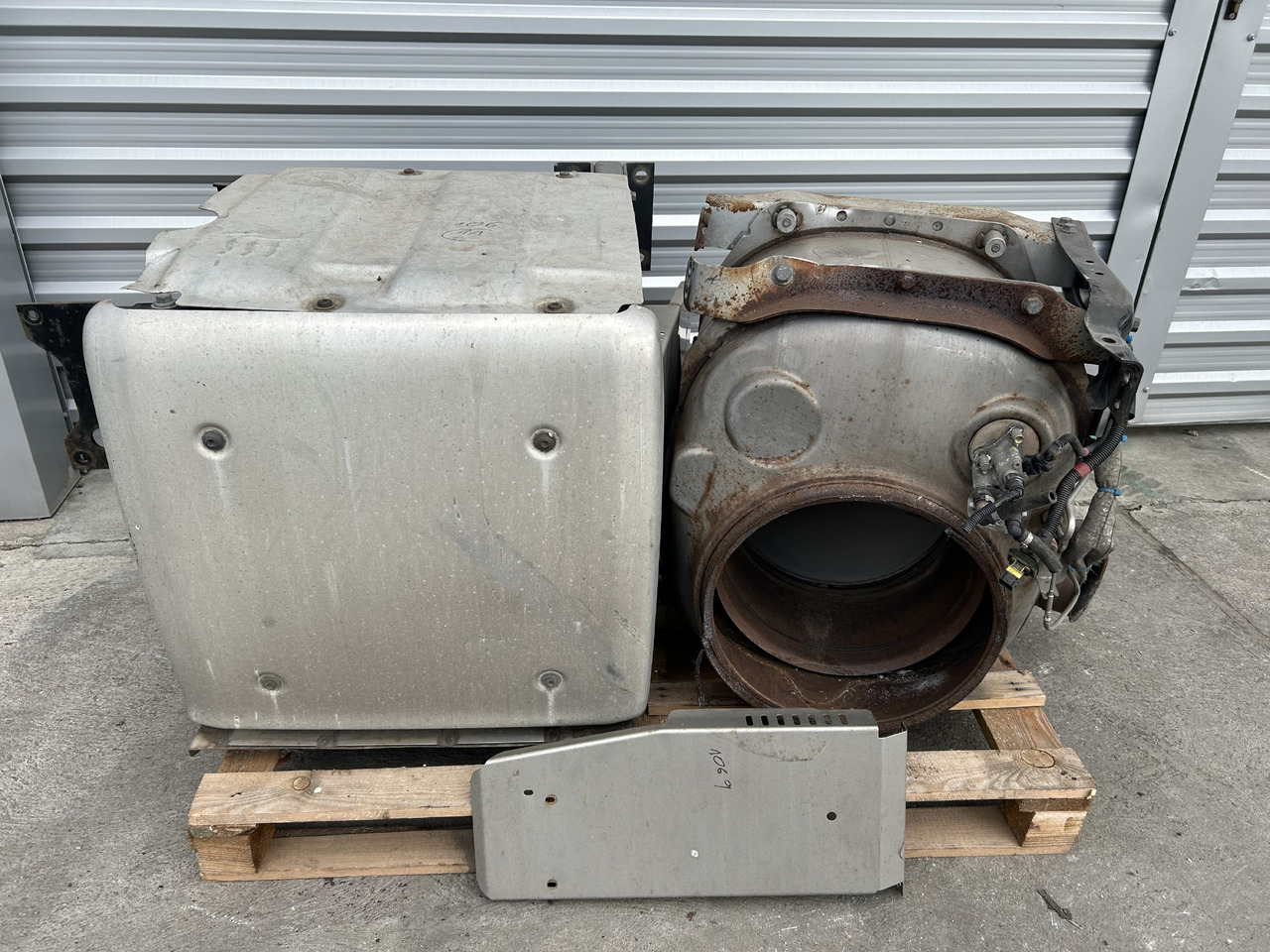 DAF CATALYTIC CONVERTER FOR DAF XF 106 BDF - Katalysator: afbeelding 1 DAF CATALYTIC CONVERTER FOR DAF XF 106 BDF - Katalysator: afbeelding 1