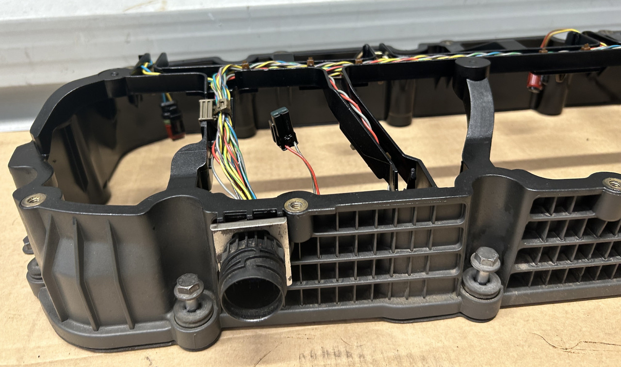 DAF SPACER FRAME ENGINE VALVE COVER XF 106 480 2033255 - Cilinderkop: afbeelding 2 DAF SPACER FRAME ENGINE VALVE COVER XF 106 480 2033255 - Cilinderkop: afbeelding 2